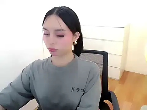 holly tabby online show from September 9, 8:40 pm