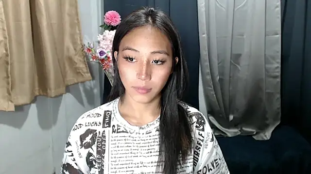 Snapshot of sweetiie_caren chatting on October 13, 6:04 am sweetiie caren online show from October 13, 6:04 am