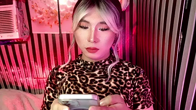 UrhotlucyTS online show from April 14, 7:13 am