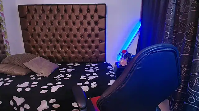 lailahdark online show from April 6, 8:42 pm