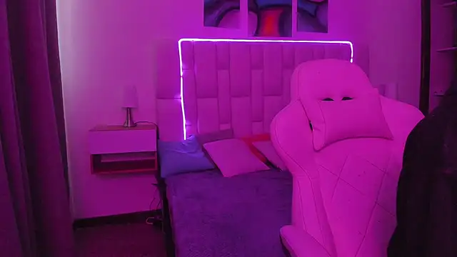 MilkWhore1 online show from April 6, 7:25 pm