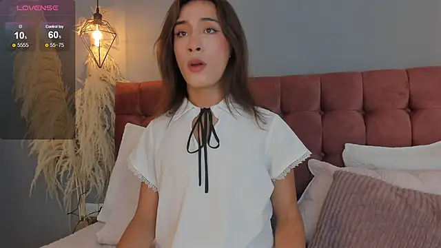 victoria decapri online show from December 15, 8:25 pm