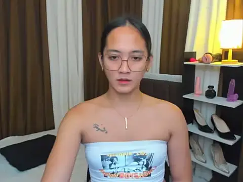 Snapshot of URHottestAngel chatting on October 10, 5:25 pm URHottestAngel online show from October 10, 5:25 pm