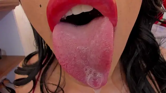 sweet Elizabeth online show from April 18, 1:02 pm