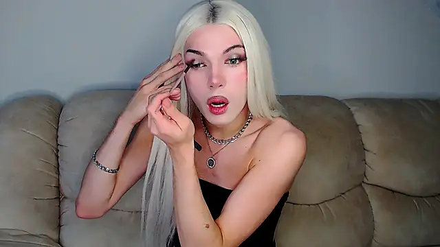Snapshot of YourTrixie chatting on October 16, 8:36 am YourTrixie online show from October 16, 8:36 am