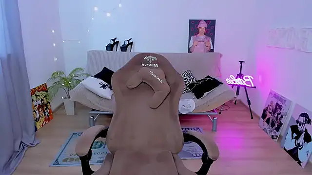 YourTrixie online show from February 10, 8:10 am