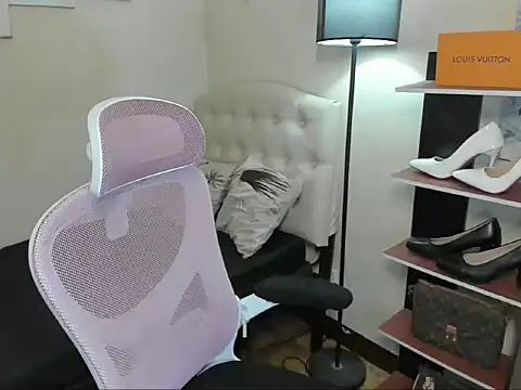 Snapshot of Seductive_Margaux chatting on October 17, 8:18 am Seductive Margaux online show from October 17, 8:18 am