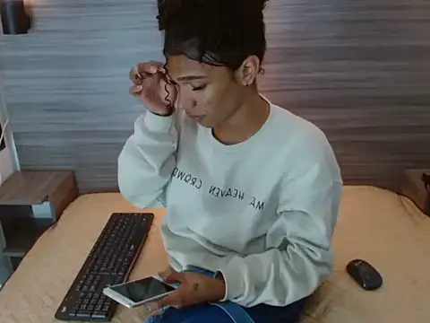 Penelopee Rouse online show from November 24, 7:27 pm