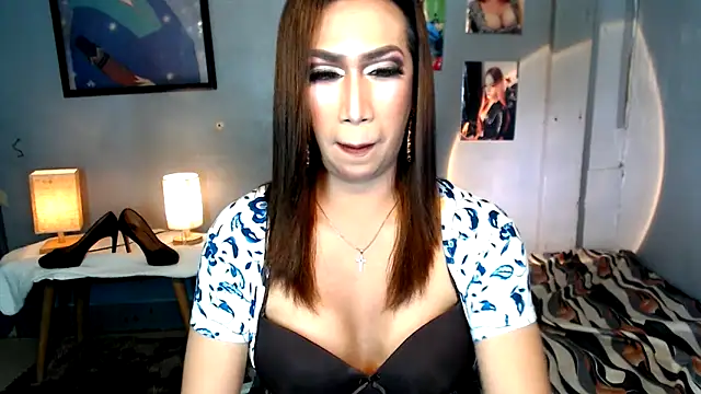 littleredbunny27 online show from April 7, 5:47 pm