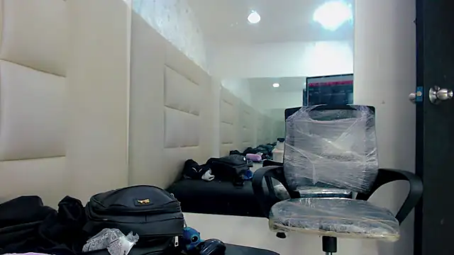 WinnyBarness online show from November 14, 1:46 am