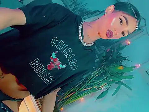 agathaferrer3 online show from April 10, 12:33 pm