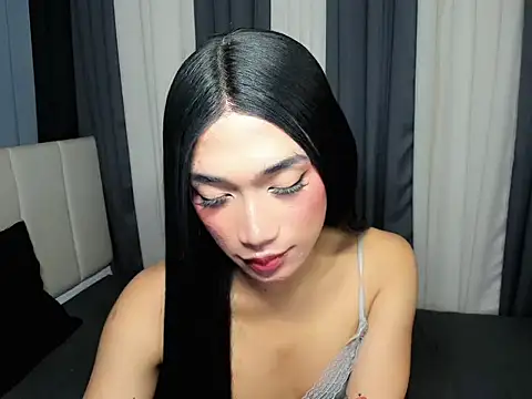 FyangFoxx online show from April 14, 7:30 pm