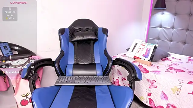 scarletcherry18 online show from April 9, 6:19 am