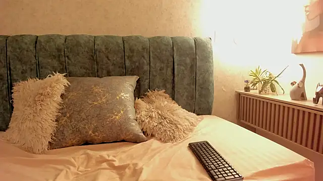 Aleera Walton online show from March 23, 8:25 pm