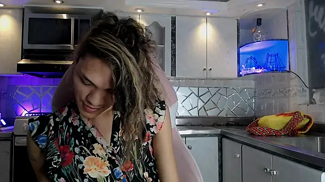 CrisOzzz online show from March 16, 5:49 pm