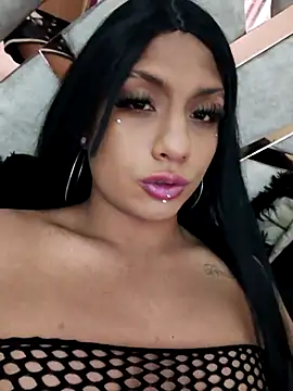 Laura D online show from April 28, 7:40 pm