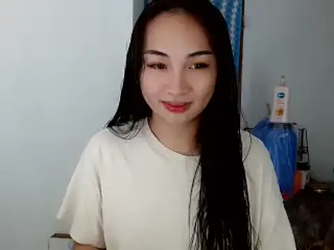 Snapshot of SweetLilly_18 chatting on December 3, 1:03 am SweetLilly 18 online show from December 3, 1:03 am