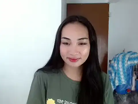 Snapshot of SweetLilly_18 chatting on December 3, 4:55 pm SweetLilly 18 online show from December 3, 4:55 pm