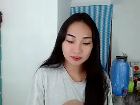 Snapshot of SweetLilly_18 chatting on December 5, 10:28 am SweetLilly 18 online show from December 5, 10:28 am