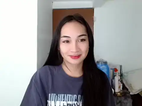 Snapshot of SweetLilly_18 chatting on December 6, 3:50 pm SweetLilly 18 online show from December 6, 3:50 pm