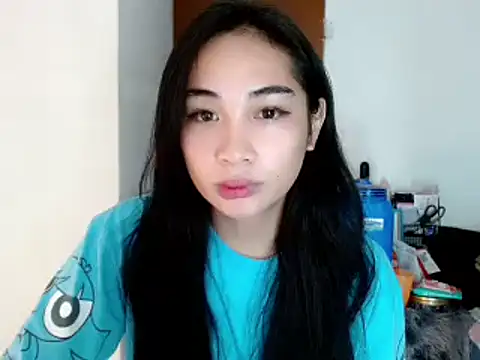 Snapshot of SweetLilly_18 chatting on January 7, 2:22 am SweetLilly 18 online show from January 7, 2:22 am