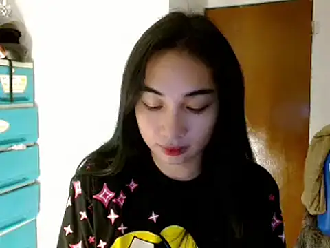 Snapshot of SweetLilly_18 chatting on January 8, 5:48 pm SweetLilly 18 online show from January 8, 5:48 pm