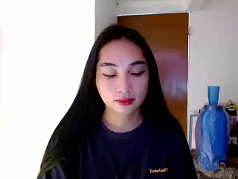 Snapshot of SweetLilly_18 chatting on January 23, 2:44 am SweetLilly 18 online show from January 23, 2:44 am