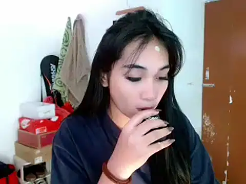 Snapshot of SweetLilly_18 chatting on February 18, 5:09 am SweetLilly 18 online show from February 18, 5:09 am