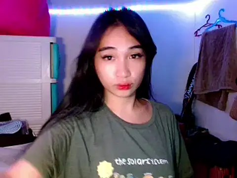 Snapshot of SweetLilly_18 chatting on March 18, 3:45 pm SweetLilly 18 online show from March 18, 3:45 pm
