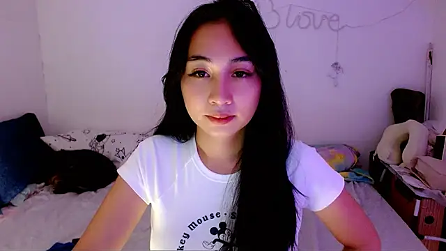 Snapshot of SweetLilly_18 chatting on September 12, 3:15 am SweetLilly 18 online show from September 12, 3:15 am