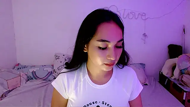 Snapshot of SweetLilly_18 chatting on September 14, 4:29 am SweetLilly 18 online show from September 14, 4:29 am