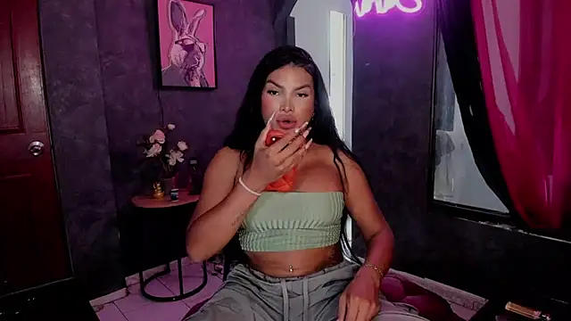 xLatinahotx online show from June 23, 4:04 pm